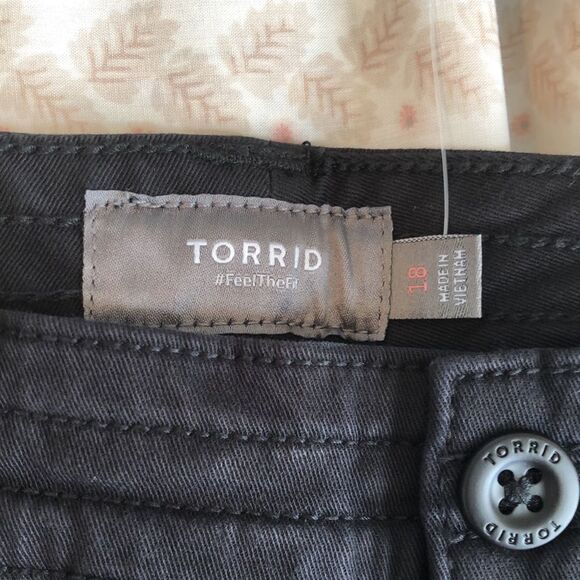 Torrid 3.5” Military Stretch Twill Mid-rise Short Size 18 NWT Deep black - Picture 4 of 8